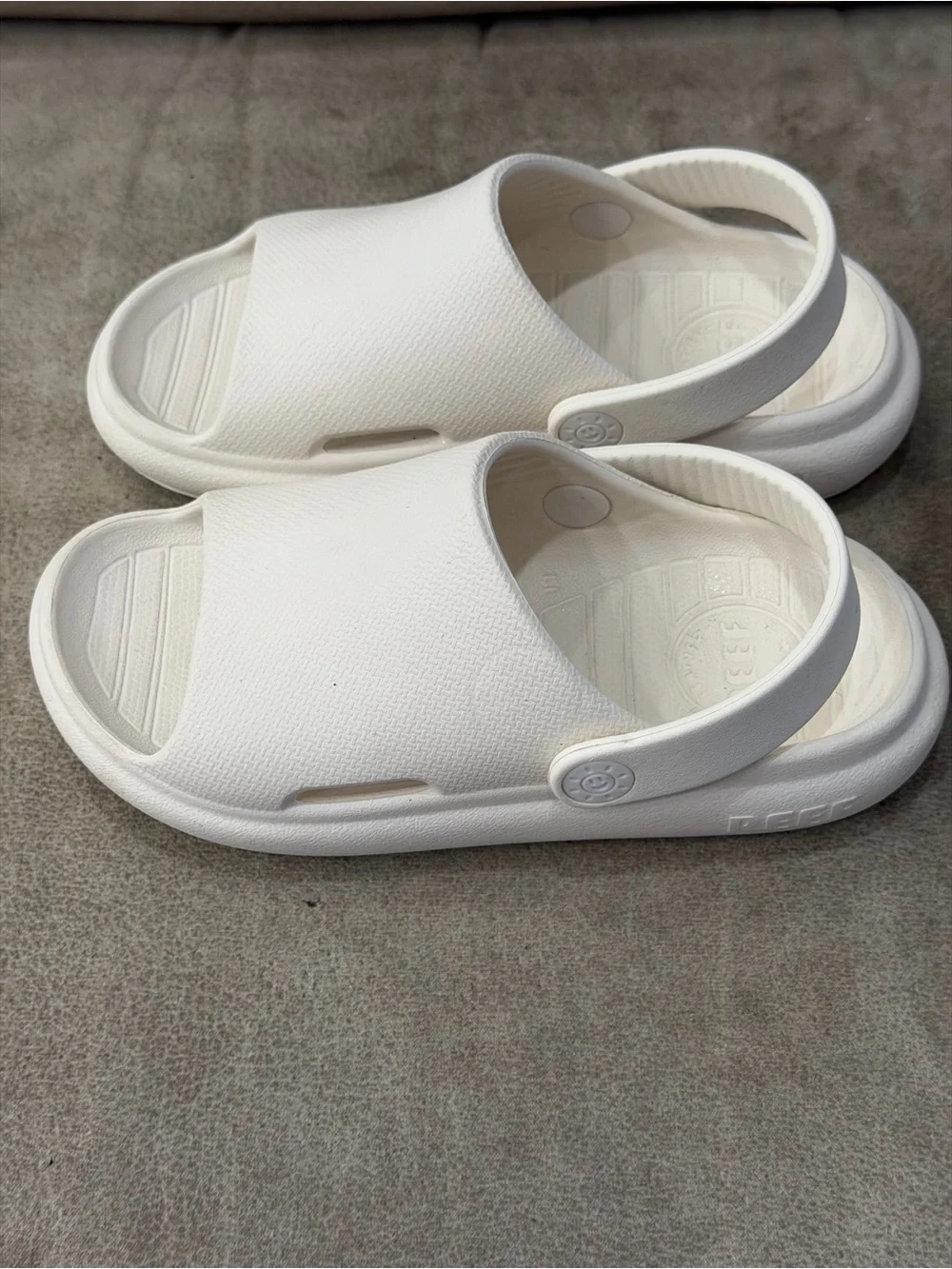 REEF Kids White Slingback Slide Sandals Size 11 EU 28 Beach Pool Shoes